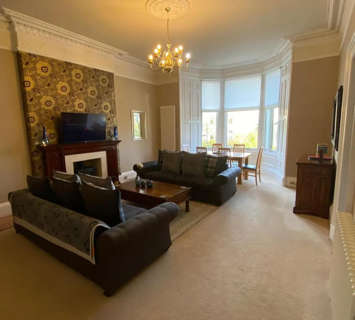 Beautiful & Bright 2 Bed Flat Murrayfield location