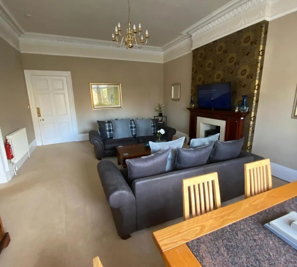 Beautiful & Bright 2 Bed Flat Murrayfield エディンバラ 0*,  イギリス